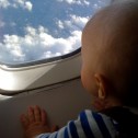 Cómo viajar con los bebés y niños en el avión