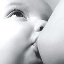 Una mujer amamanta a su hijo de ocho años