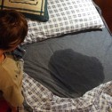 Mi hijo se hace pis en la cama… ¿Qué hago?