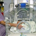 Nace en China una niña del tamaño de la palma de la mano