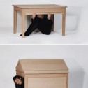Mesa convertida en casita de juegos para niños