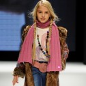 Ropa infantil peruana en feria de París