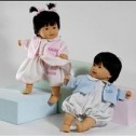 Premian empresa fabricante de muñeca para niños con discapacidad