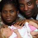 Una pareja negra da a luz a una hija blanca, rubia y de ojos azules
