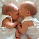 Embarazada de dos bebés, ¡que no son gemelos ni mellizos!